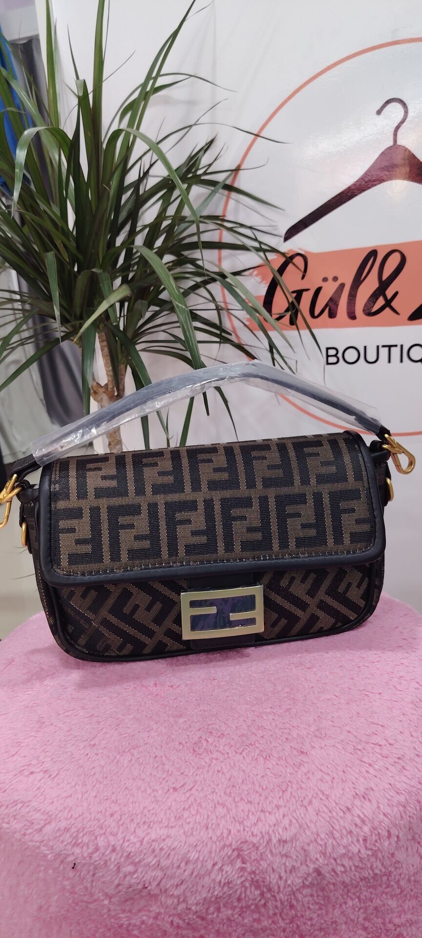 Fendi kol çantası