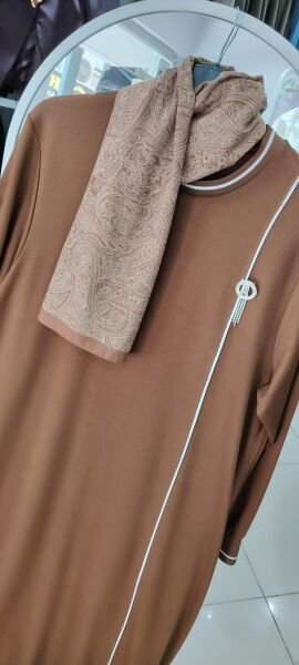 Broş detaylı elbise