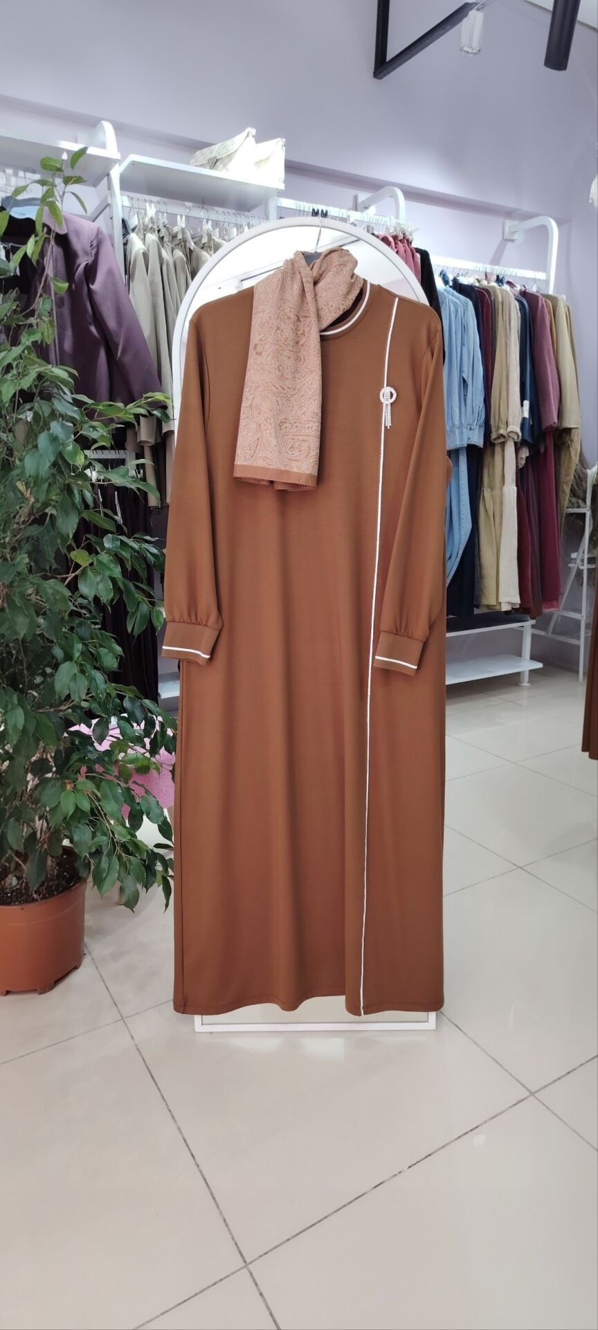 Broş detaylı elbise