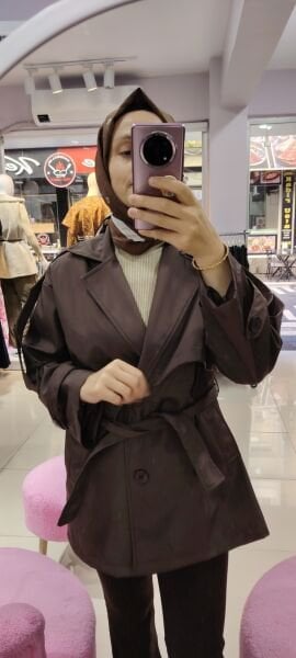 Kısa kahverengi trenç