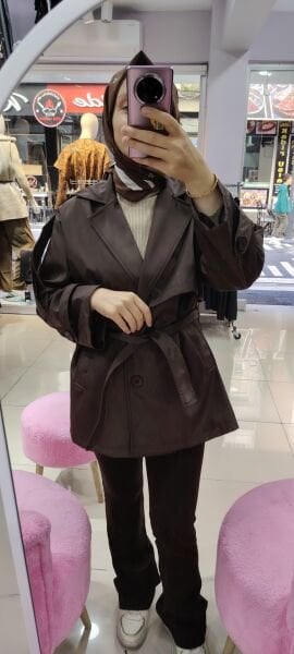 Kısa kahverengi trenç