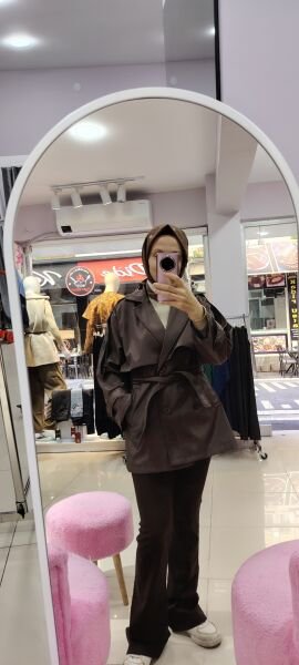 Kısa kahverengi trenç