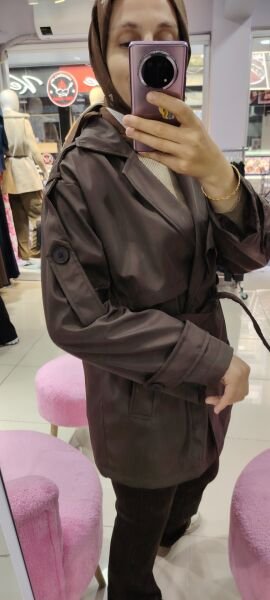 Kısa kahverengi trenç