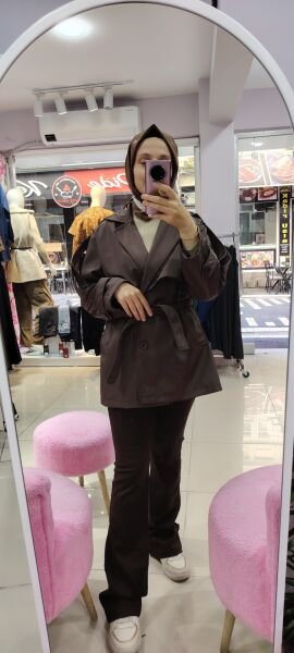 Kısa kahverengi trenç