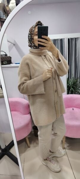 Yaka detaylı gold düğmeli hırka